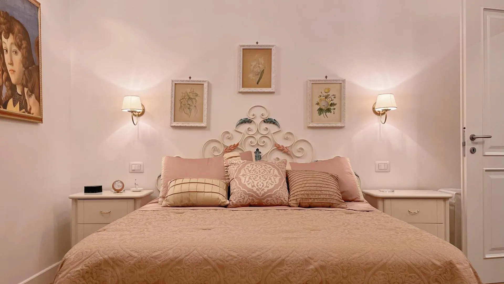 Luxury Art Apartment In Florence contacts