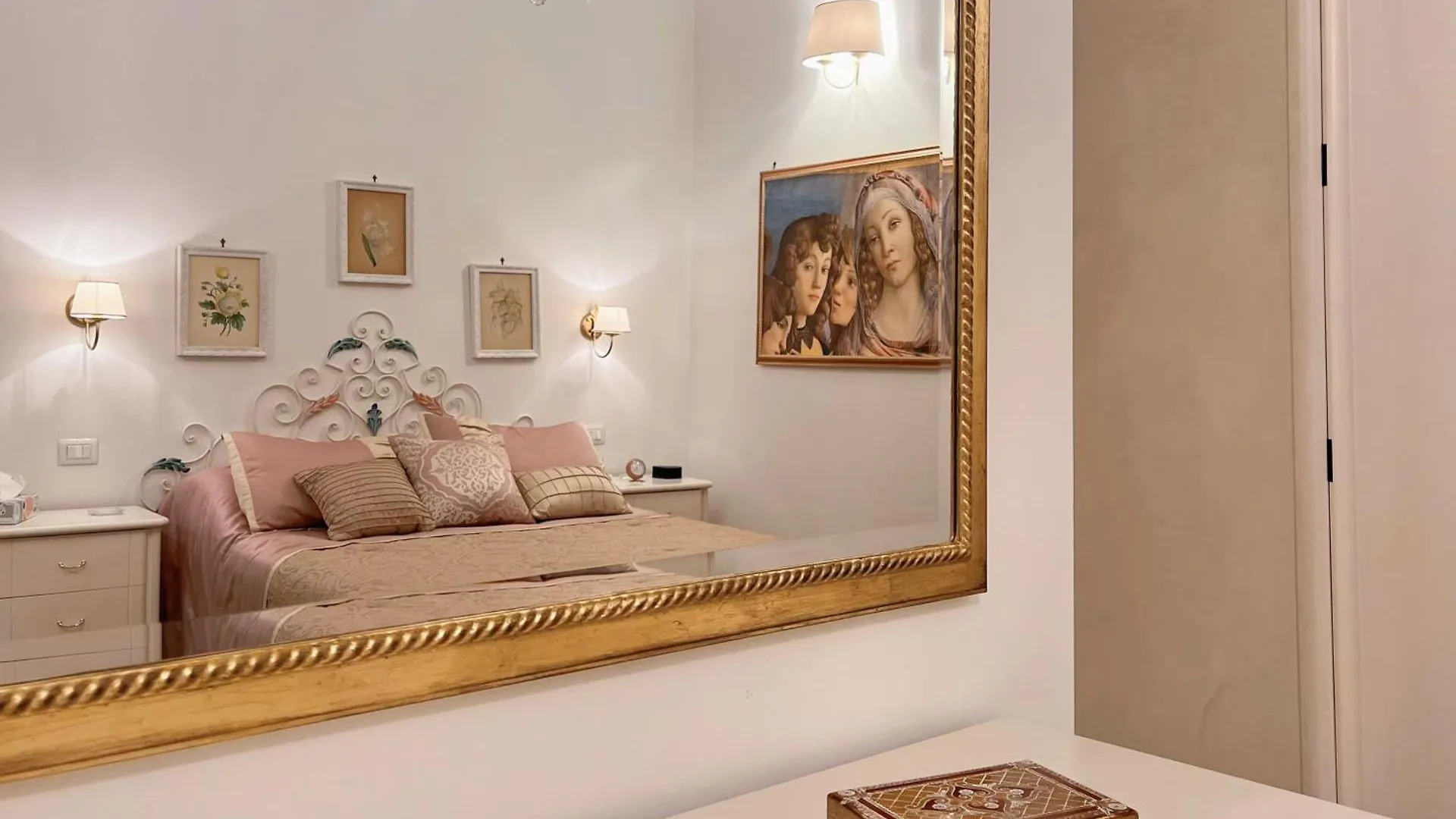 Luxury Art Apartment In Florence
